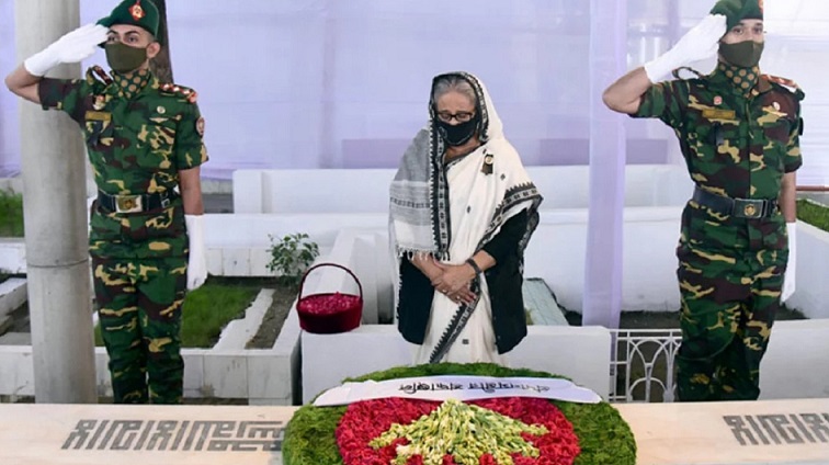 রাজধানীর বনানী কবরস্থানে ১৫ই আগস্টের শহীদদের কবরে ফুল দিয়ে শ্রদ্ধা জানিয়েছেন প্রধানমন্ত্রী